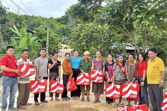 Siêu thị GO! Vinh khẩn cấp trao 200 phần quà cứu trợ người dân vùng lũ Nghệ An