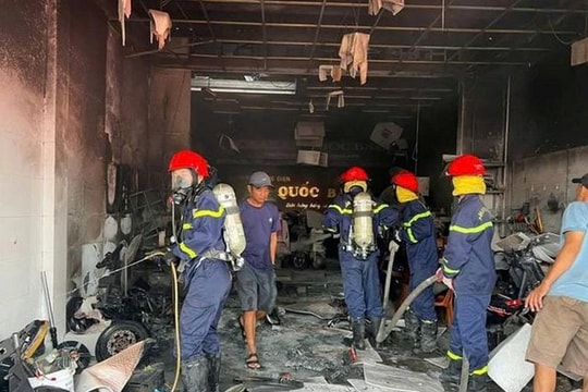 Cháy lớn giữa khu dân cư, người dân hợp sức dập lửa