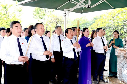 Tuyên Quang: Các đồng chí lãnh đạo tỉnh dâng hương tưởng nhớ Chủ tịch Hồ Chí Minh và các Anh hùng liệt sĩ