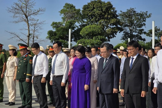 Lãnh đạo TP.HCM dâng hương tri ân Anh hùng liệt sĩ dịp 27/7