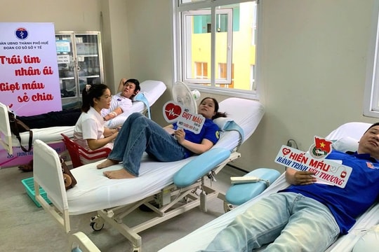 Gần 100 y, bác sĩ, nhân viên ngành y tế Huế hiến máu cứu người
