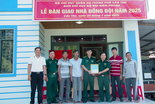 Bàn giao nhà đồng đội cho các quân nhân có hoàn cảnh khó khăn