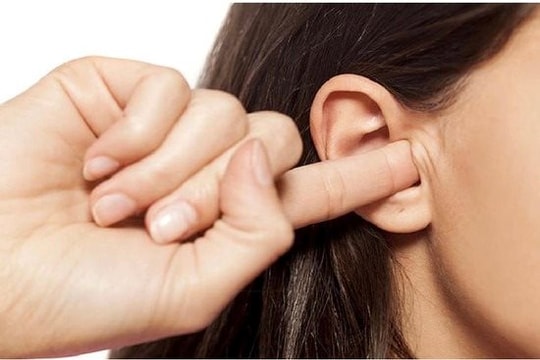 Gặp sự cố khi ngoáy tai, người phụ nữ vỡ xương thái dương