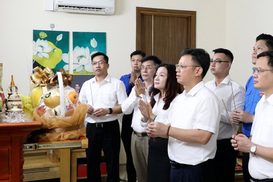 Đại diện cán bộ, công chức Tòa án nhân dân tối cao thăm gia đình thương binh, liệt sĩ