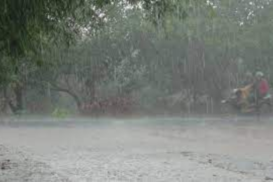 Hà Nội cảnh báo mưa dông mạnh, trong khi bão số 4 không vào Biển Đông