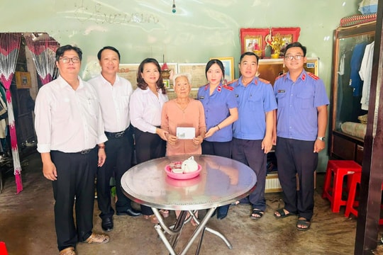 Thăm và tặng quà Mẹ Việt Nam Anh hùng Lê Thị Kiệu