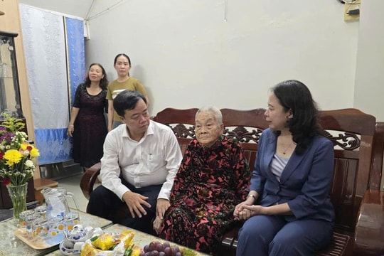 Phó Chủ tịch nước thăm, tặng quà tri ân gia đình chính sách tại Cà Mau