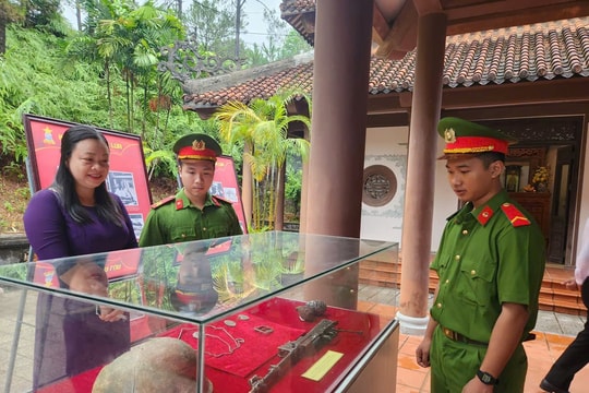 Trưng bày chuyên đề 'Ký ức thời hoa lửa' tại Chín Hầm