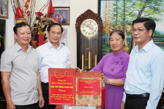 Phó Thủ tướng Bùi Thanh Sơn thăm, tặng quà các gia đình chính sách tại TP. Huế