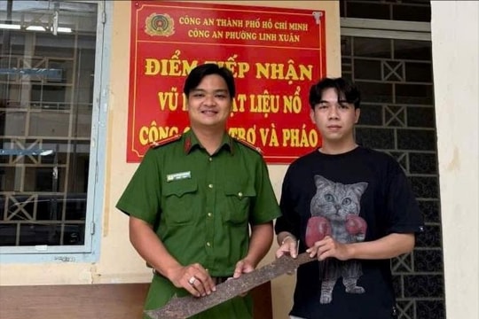 Người dân phường Linh Xuân (TP.HCM) tình nguyện giao nộp hơn 70 loại hung khí