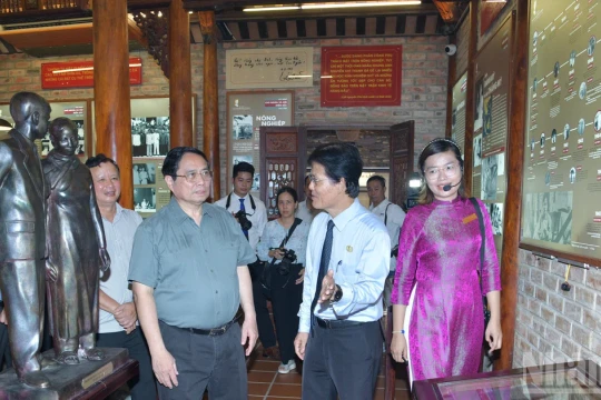 Thủ tướng Phạm Minh Chính dâng hương tại Bảo tàng Đại tướng Nguyễn Chí Thanh ở thành phố Huế