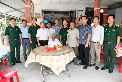 Bộ CHQS An Giang thăm, tặng quà các gia đình chính sách