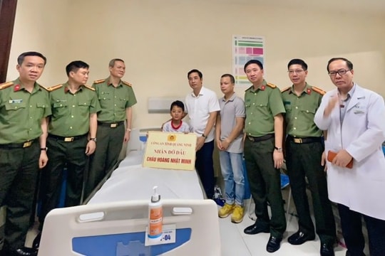 Công an tỉnh Quảng Ninh nhận đỡ đầu cháu bé sống sót trong vụ lật tàu du lịch trên Vịnh Hạ Long