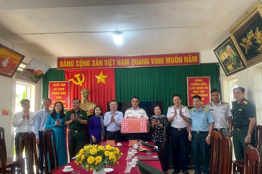 Đồng chí Nguyễn Thanh Nghị thăm, tặng quà cán bộ, chiến sĩ Trạm 590