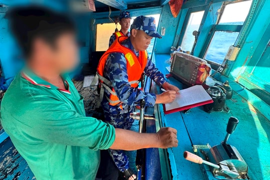 Phát hiện và bắt giữ tàu cá vận chuyển trái phép trên 40.000 lít dầu