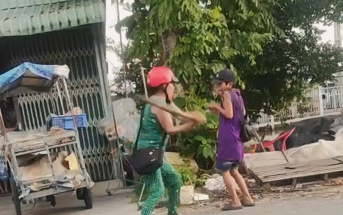 Cần Thơ: Hai cháu bé bán vé số bị một người phụ nữ hành hung