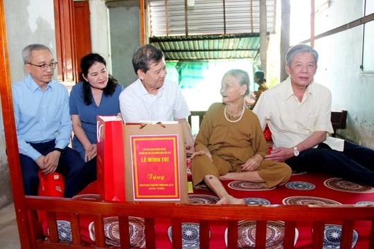 Chánh án Tòa án nhân dân tối cao Lê Minh Trí thăm, tặng quà gia đình chính sách tại tỉnh Vĩnh Long