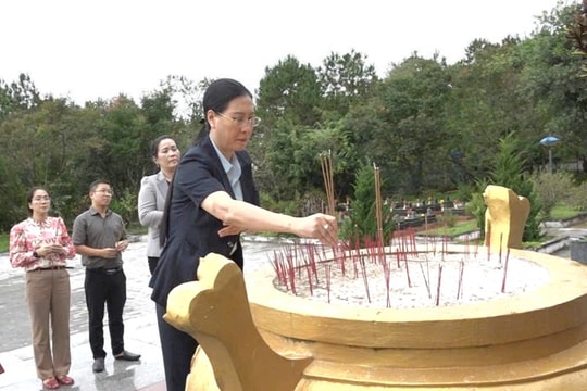 Dâng hương tưởng niệm và thăm gia đình người có công tại Măng Đen