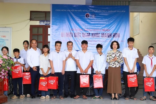 Tặng quà, khám bệnh, cấp thuốc cho gia đình chính sách, người có công