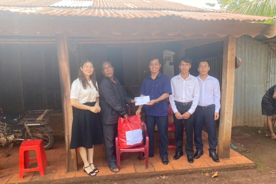 Tòa án nhân dân khu vực 13 - Đồng Nai thăm, tặng quà gia đình chính sách