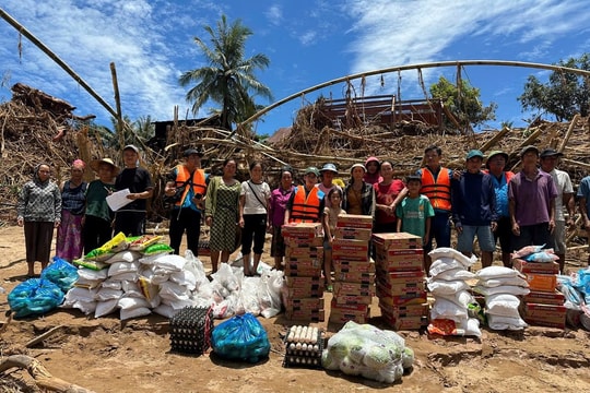 Những chuyến xe nghĩa tình từ Thanh Hóa hướng về vùng lũ Nghệ An