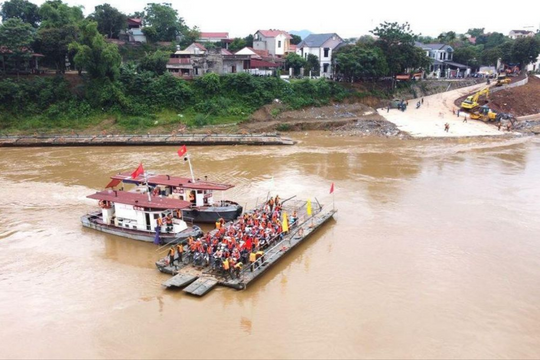 Phà quân sự thay thế cầu phao Phong Châu
