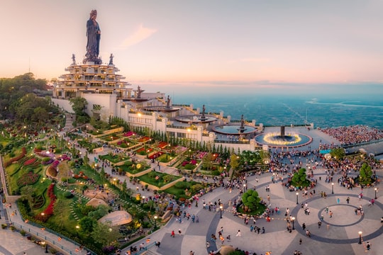 Núi Bà Đen cán mốc 4 triệu lượt khách sau 7 tháng