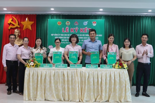 Phòng giao dịch NHCSXH Bạc Liêu ký kết hợp đồng ủy thác với các tổ chức CTXH cấp xã