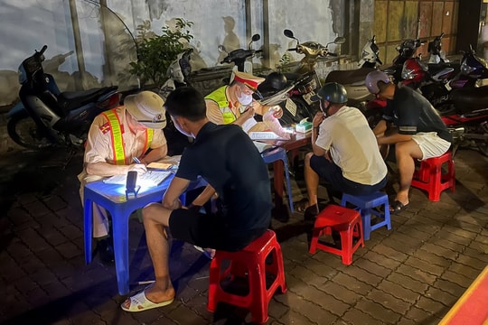 Quảng Ninh: Lực lượng CSGT thực hiện cao điểm tổng kiểm tra, xử lý phương tiện kinh doanh vận tải