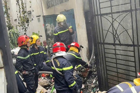 Cháy nhà ở TP.HCM, 2 người thoát chết