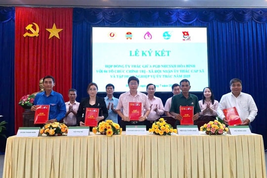 Ký kết hợp đồng ủy thác giữa Phòng giao dịch NHCSXH Hòa Bình và các tổ chức CTXH cấp xã