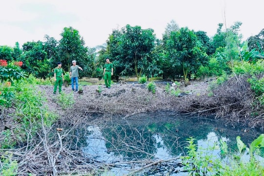 Nấu dầu từ nhựa, cao su phế liệu, thải nước ra suối cạn
