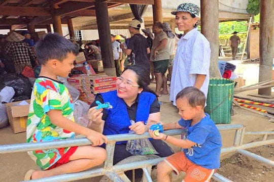 Áo xanh nghĩa tình – Cùng dân vượt lũ