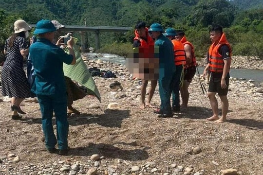 Hai sinh viên tử nạn khi lội suối