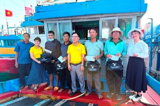 Trang bị vật dụng y tế giúp ngư dân đảo Lý Sơn yên tâm bám biển