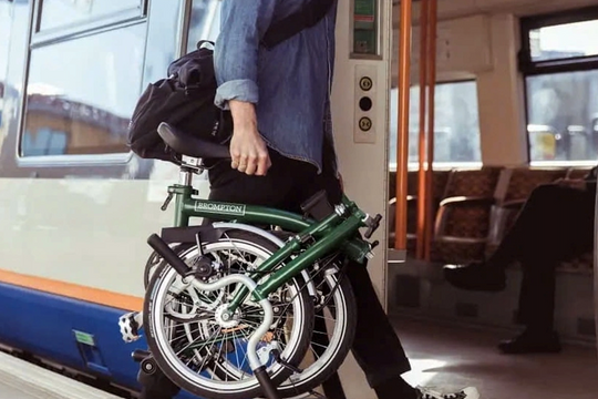 TP.HCM: Người dân có thể mang xe đạp gấp lên tàu metro