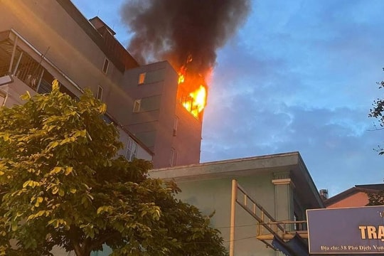 Kịp thời dập tắt đám cháy từ tầng thượng của một ngôi nhà ở Hà Nội