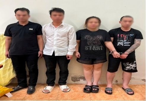 Kiểm tra nhà của người phụ nữ bán ma túy, phát hiện nhiều người đang sử dụng chất cấm