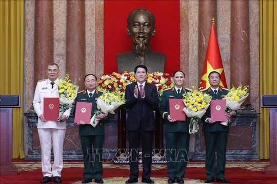Chủ tịch nước thăng quân hàm, cấp bậc hàm thượng tướng cho 4 sĩ quan cấp cao