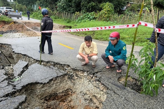 Sụt lún trên Quốc lộ 40B gây ách tắc giao thông