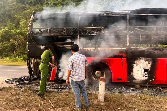 Xe khách giường nằm cháy rụi trên cao tốc La Sơn - Túy Loan