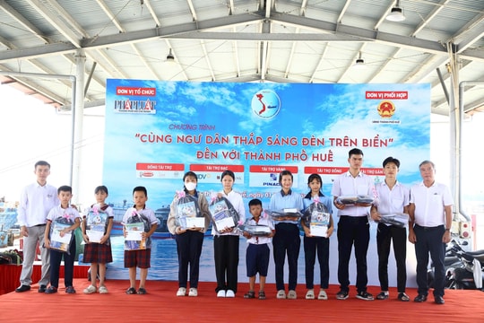 Thắp sáng đèn trên biển, tiếp sức ngư dân vươn khơi bền vững