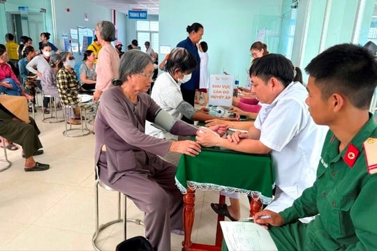 Hàng trăm người dân đảo Lý Sơn được khám và cấp thuốc miễn phí