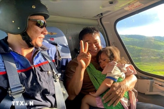 Trực thăng Quân đội giải cứu thành công 8 người bị cô lập do mưa lũ tại Sơn La