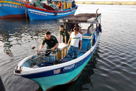 Tàng trữ công cụ kích điện để khai thác thủy sản trái phép