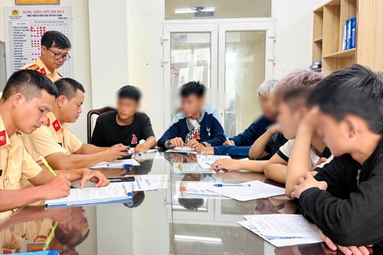 Xử lý nhóm học sinh mang hung khí, lạng lách trên phố