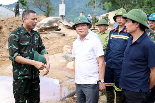 Phó Thủ tướng Lê Thành Long thăm hỏi người dân vùng mưa lũ Sơn La