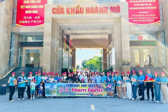 Đoàn khách du lịch đầu tiên qua cửa khẩu Hoành Mô – Động Trung