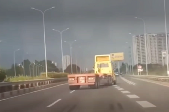 Xe đầu kéo lạng lách, đánh võng trên cao tốc