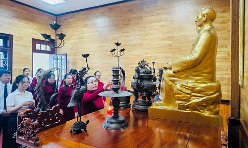 TAND khu vực 11 - Cần Thơ: Chào cờ đầu tuần và dâng hương tưởng niệm Chủ tịch Hồ Chí Minh